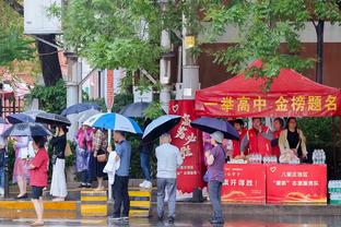 詹姆斯：浓眉现在正在向我学习如何从低位往外分球